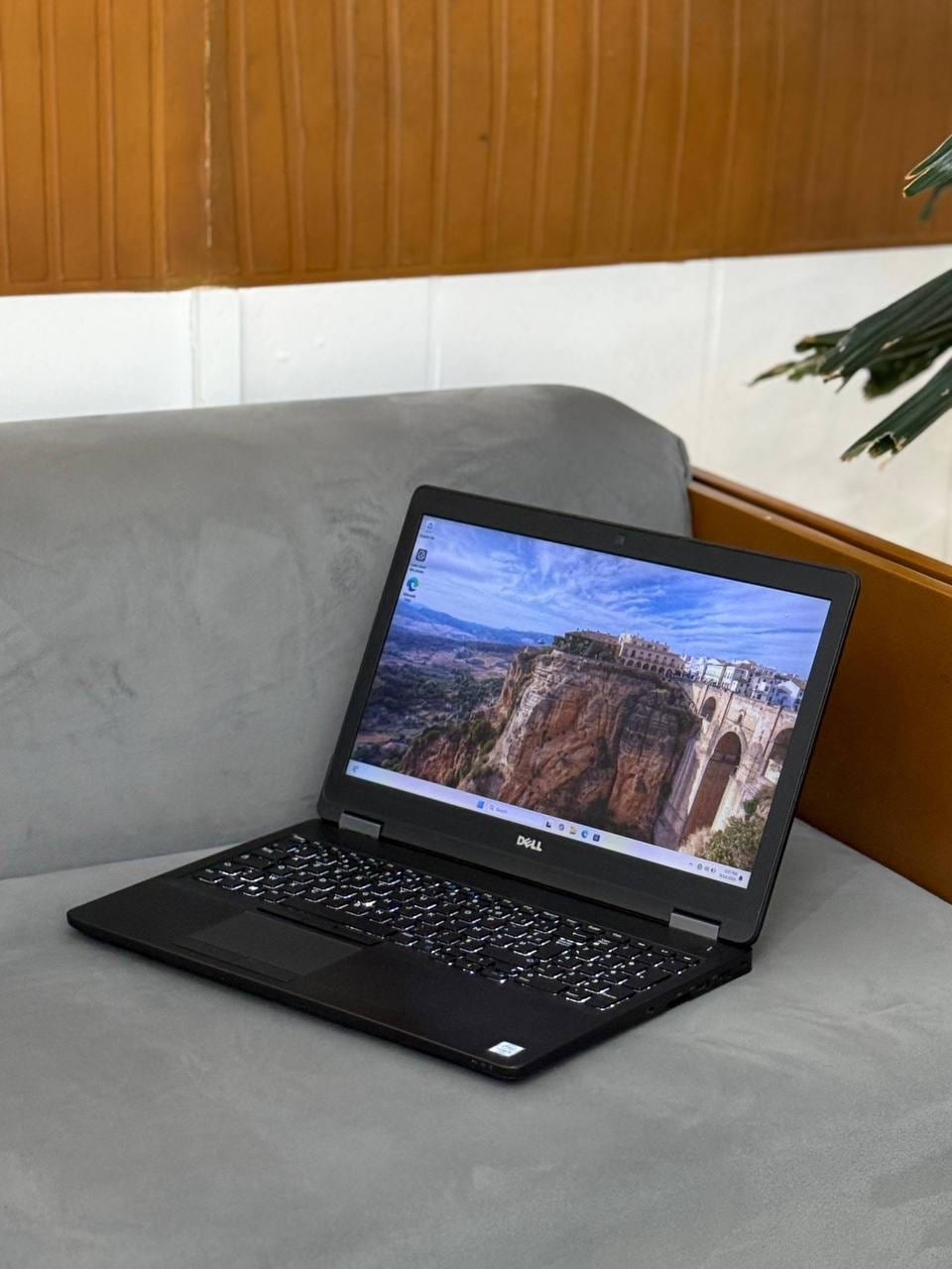 💼Dell Latitude E5570 🟰Core i5 🟰6Th Generation 🟰1000GB HDD 🟰8GB RAM 🟰2GB Radion Graphics 🟰With Keyboard Light 🟰15,6inch